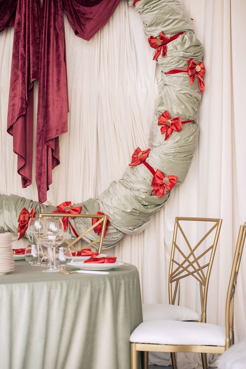 Intimate Fern Dinner — Round Table, Bowed Napkin