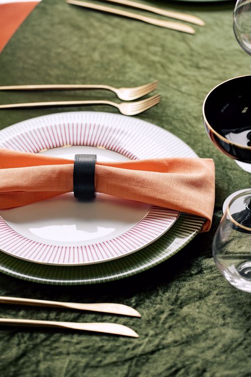 Orange green serpentine table set