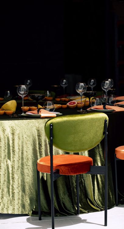 Orange green serpentine table set