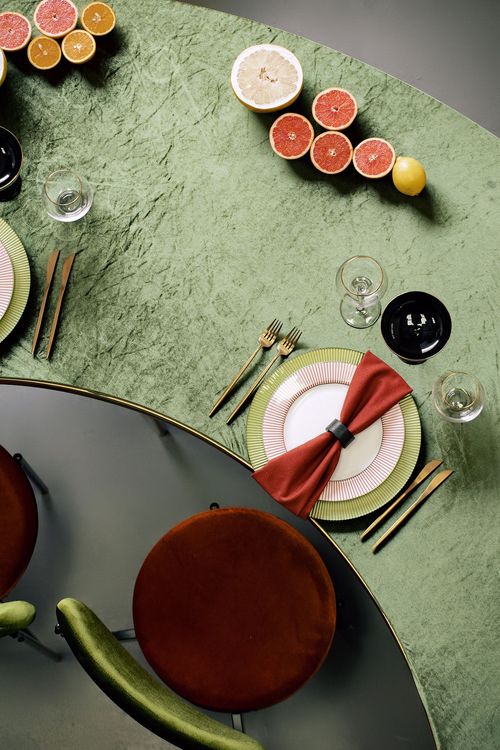 Orange green serpentine table set