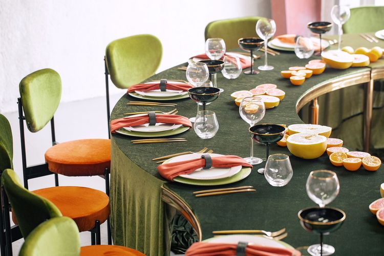 Orange green serpentine table set