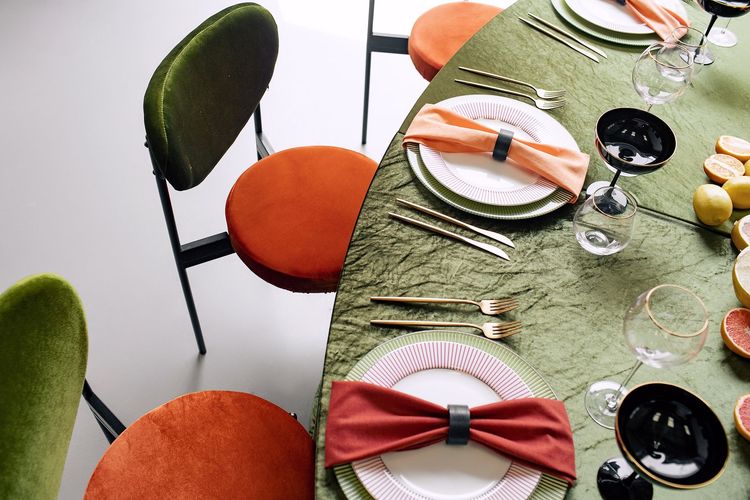 Orange green serpentine table set