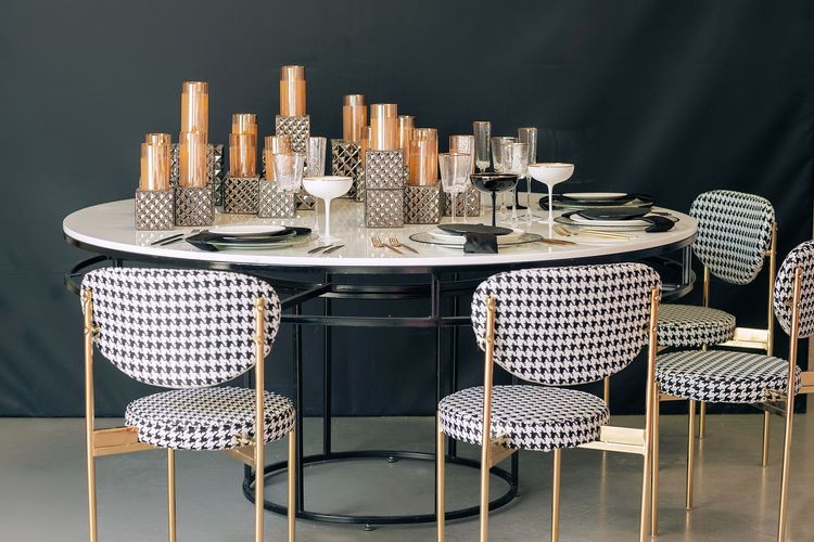 Pied-de-poul chairs in graphic set