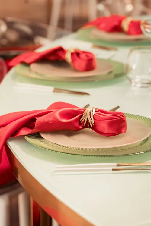 Red and gold set at a serpentine table