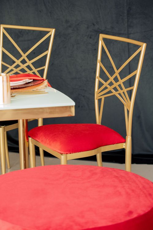 Red-black table setting at wave table
