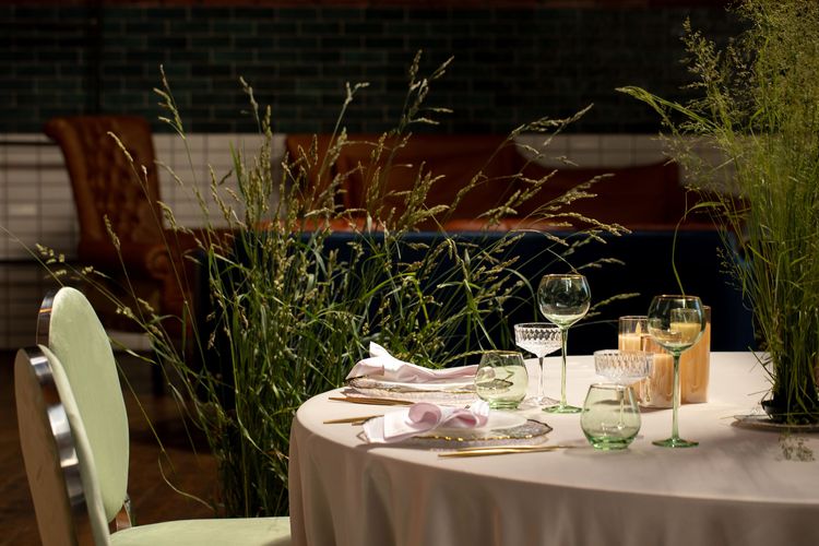 Round Dinner — Pearlescent Plate, Pistachio Glasses & Fern Velvet Chairs