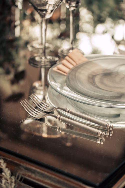 Smoky table service at rectangular mirror table