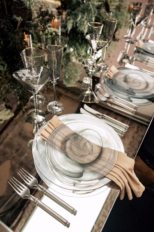 Smoky table service at rectangular mirror table