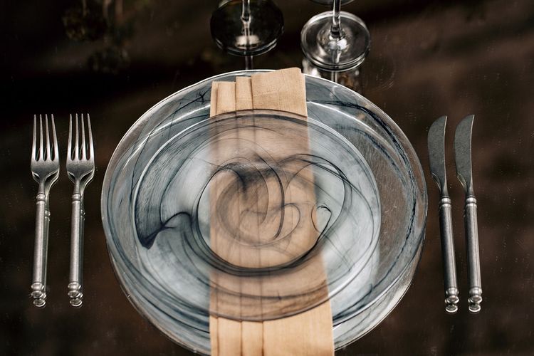 Smoky table service at rectangular mirror table