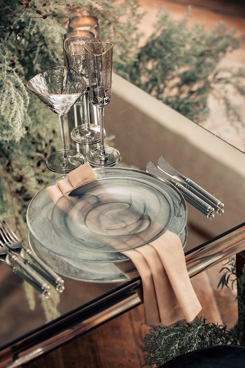 Smoky table service at rectangular mirror table