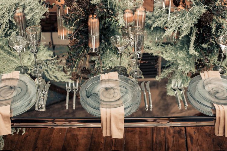 Smoky table service at rectangular mirror table
