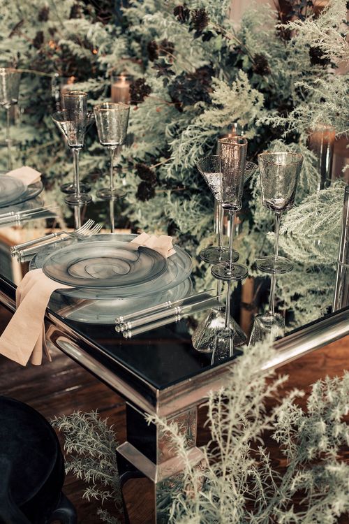 Smoky table service at rectangular mirror table