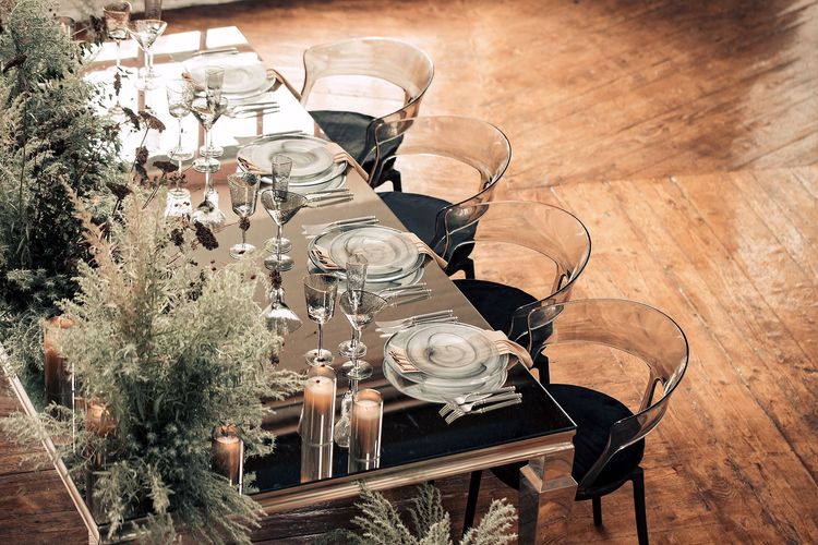 Smoky table service at rectangular mirror table