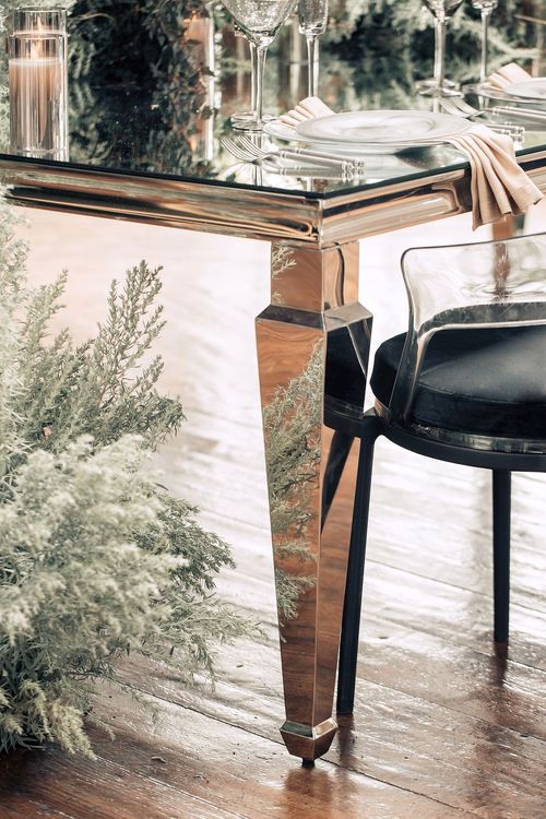 Smoky table service at rectangular mirror table