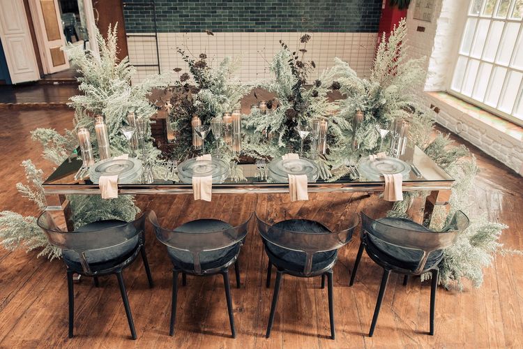 Smoky table service at rectangular mirror table