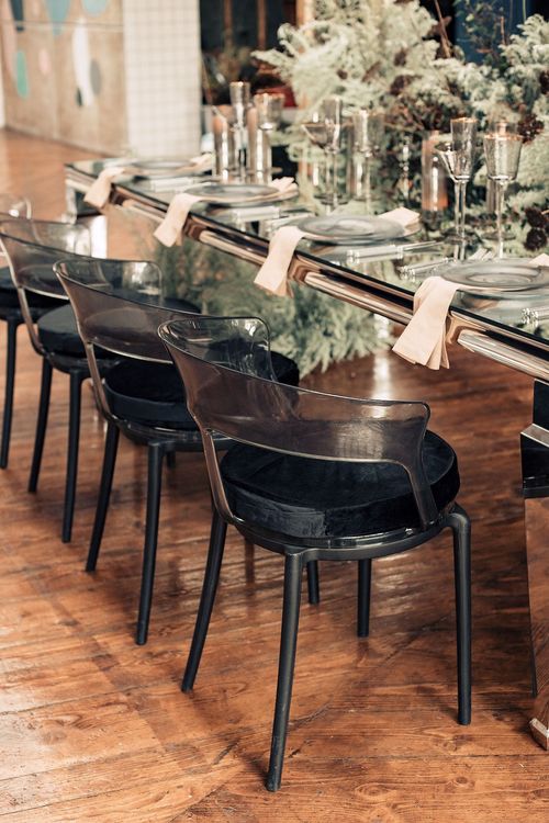 Smoky table service at rectangular mirror table