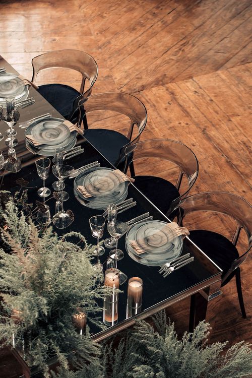 Smoky table service at rectangular mirror table