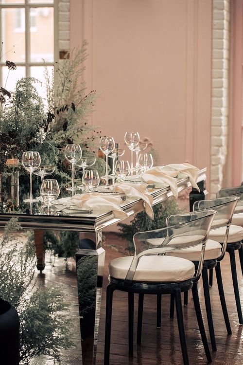 Smoky table service at rectangular mirror table