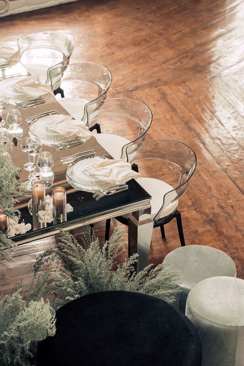 Smoky table service at rectangular mirror table
