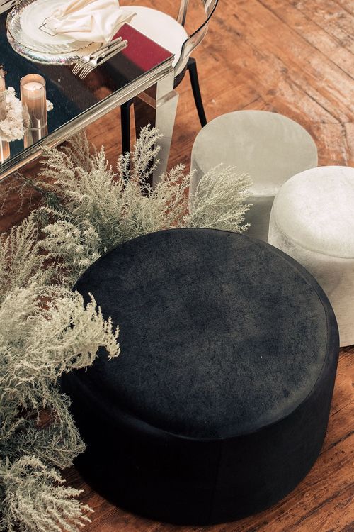 Smoky table service at rectangular mirror table