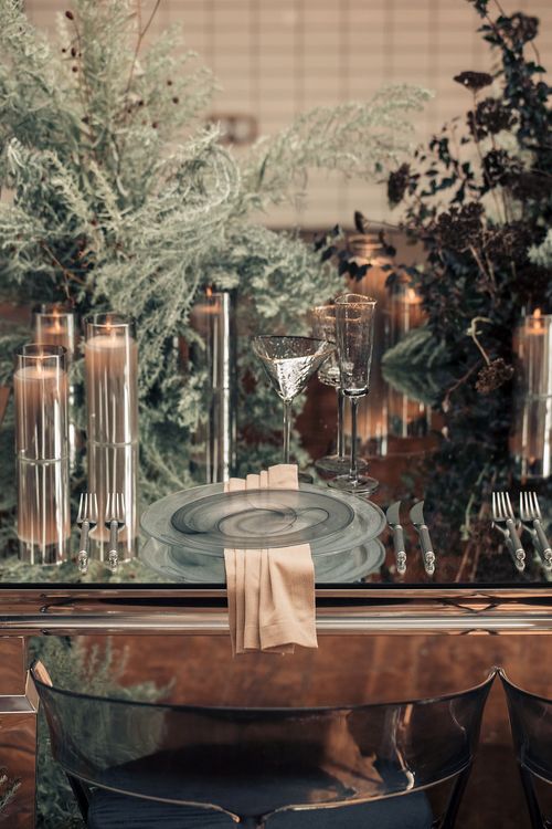 Smoky table service at rectangular mirror table