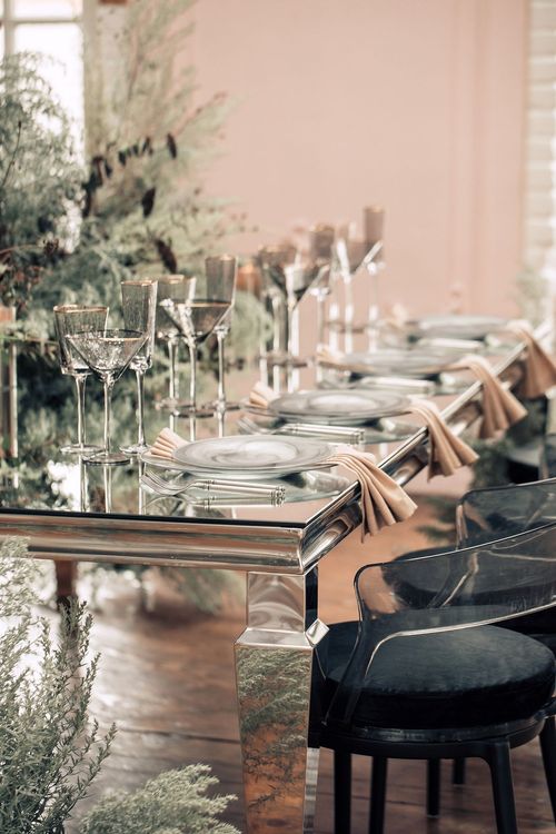 Smoky table service at rectangular mirror table