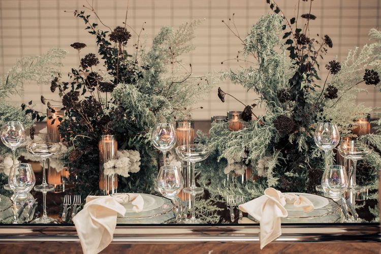 Smoky table service at rectangular mirror table