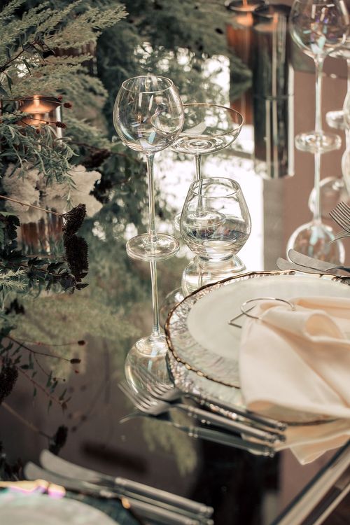 Smoky table service at rectangular mirror table