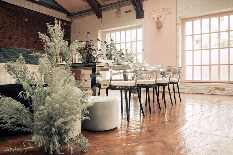 Smoky table service at rectangular mirror table