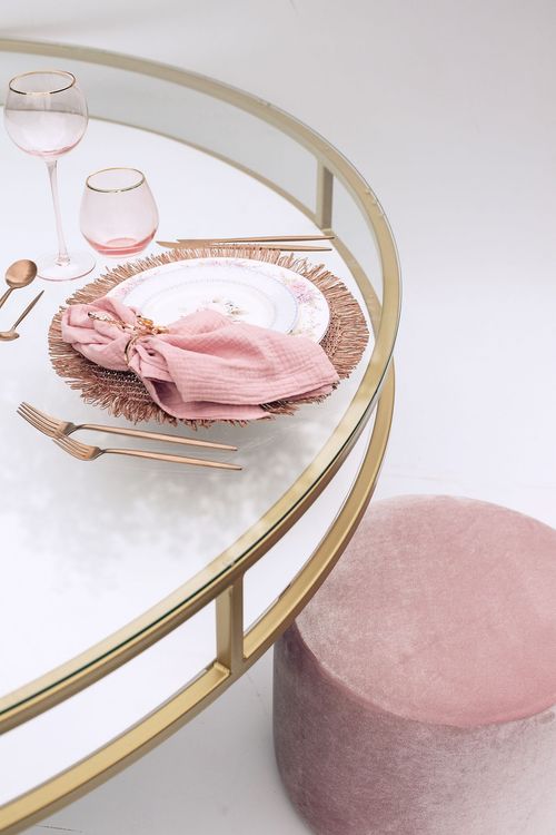 Table setting with pink accents at round table