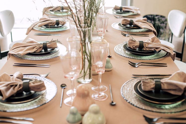 Tender cocoa set with mixed tables