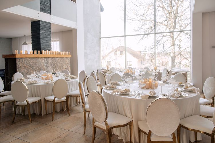 Total White — Round Tables with Velvet Chairs