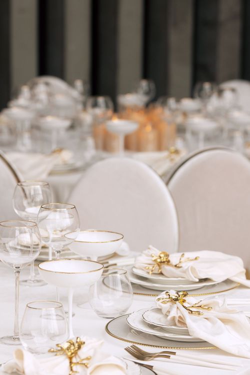 Total White — Round Tables with Velvet Chairs