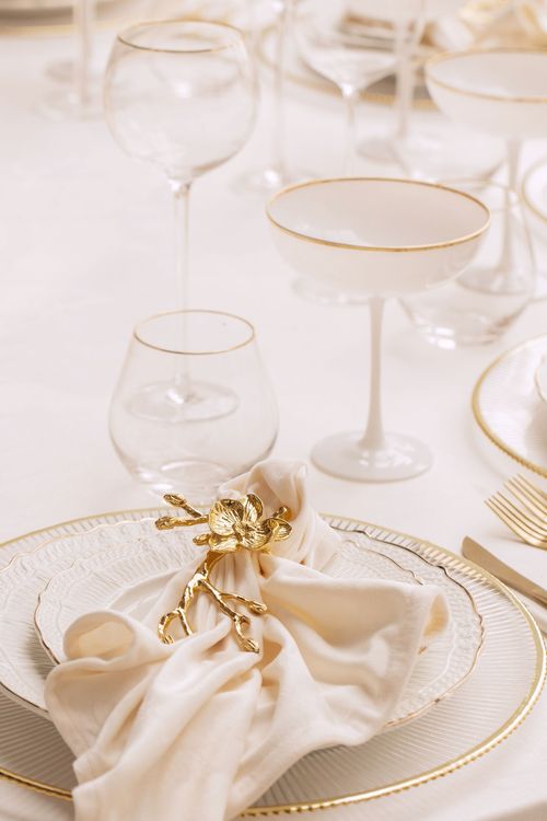 Total White — Round Tables with Velvet Chairs