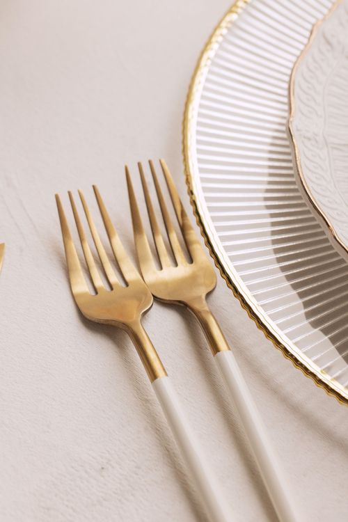 Total White — Round Tables with Velvet Chairs