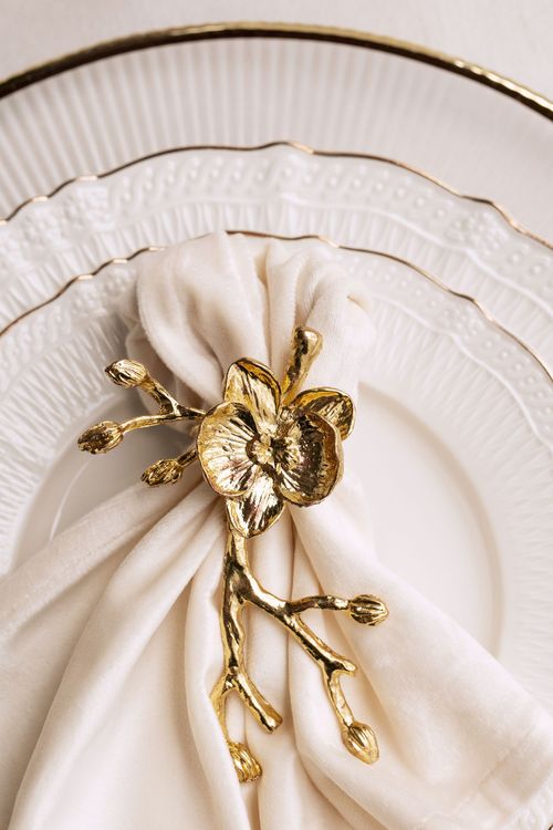 Total White — Round Tables with Velvet Chairs