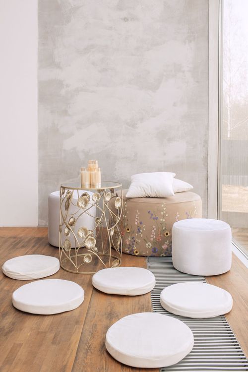 Total White — Round Tables with Velvet Chairs