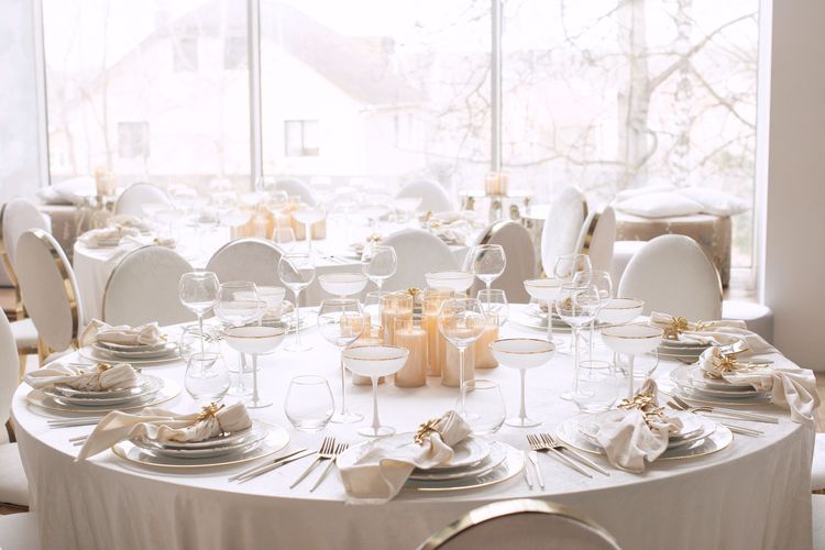 Total White — Round Tables with Velvet Chairs