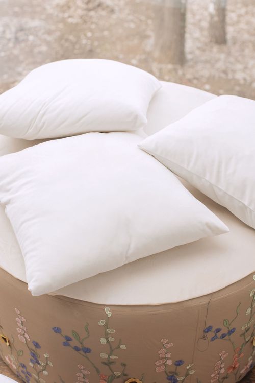 Total White — Round Tables with Velvet Chairs