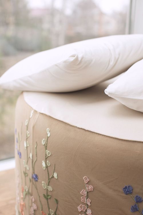 Total White — Round Tables with Velvet Chairs