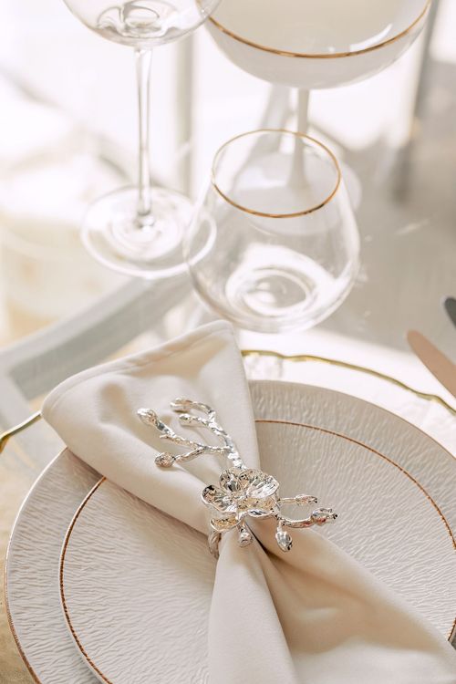 White glass round table modern setup