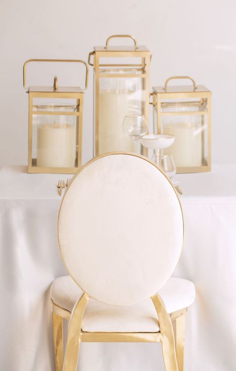 White-gold table setting with lanterns