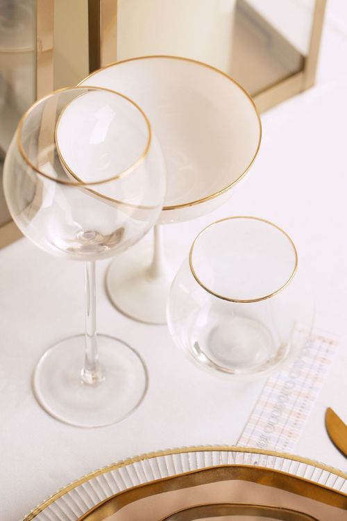 White-gold table setting with lanterns