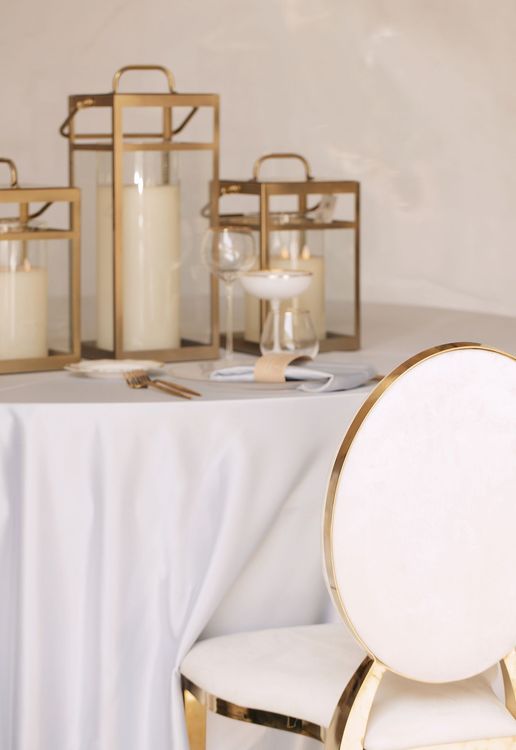 White-gold table setting with lanterns