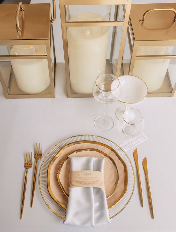 White-gold table setting with lanterns