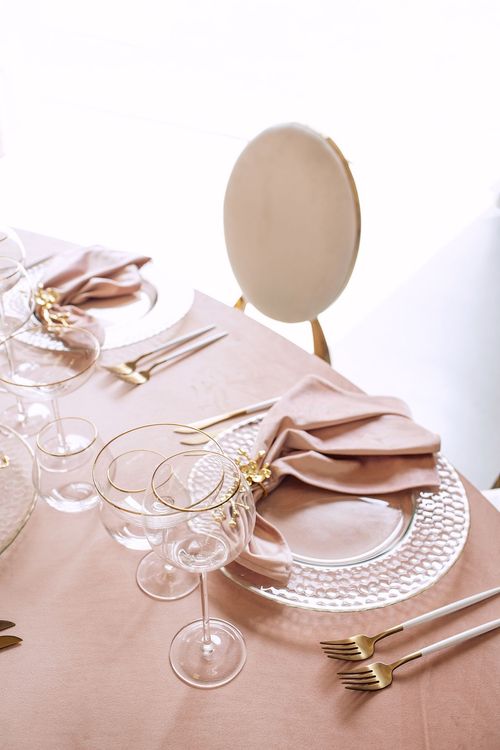 White-pink table setting at wave table