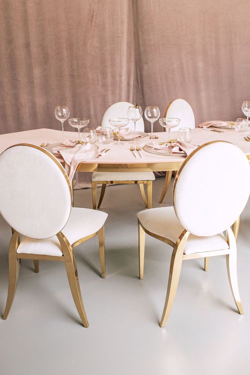 White-pink table setting at wave table
