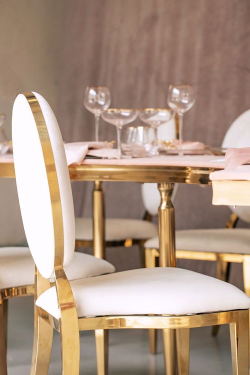 White-pink table setting at wave table