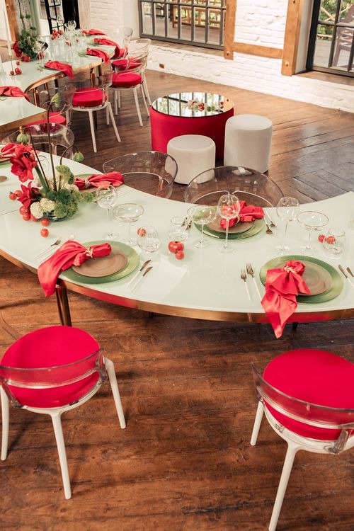 White-red table setting at wave table