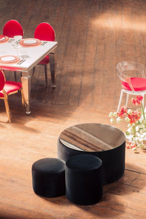 White-red table setting at wave table